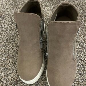 Stylish Tan Ankle Boots with Zipper